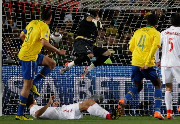 维维安停球失误 阿卜杜勒拉维挑射破门